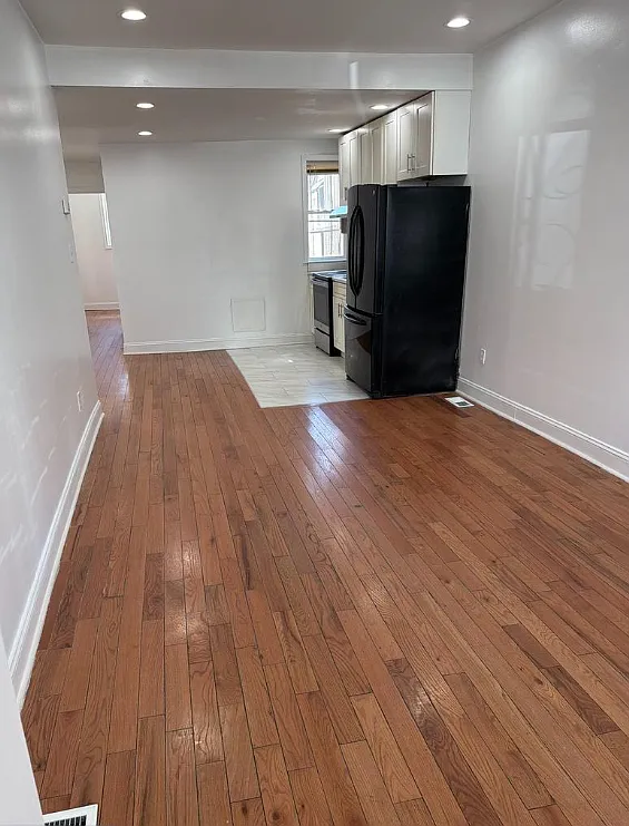 Building Photo - 5538 Master St #1