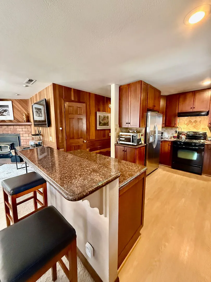 Furnished 3BD/2BA Near Eagle Lodge | Sunny Deck | Wood-Burning Fireplace | Garage — Photo 3