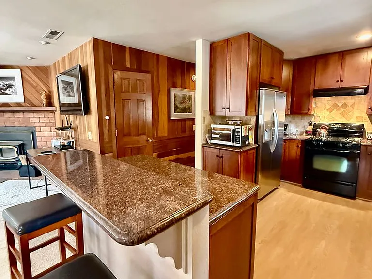 406 Monterey Pl — Photo 3