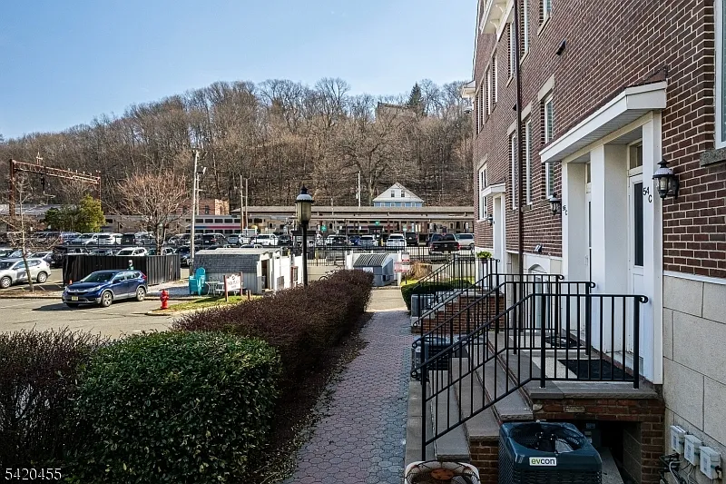 Building Photo - 52 E Blackwell St #C