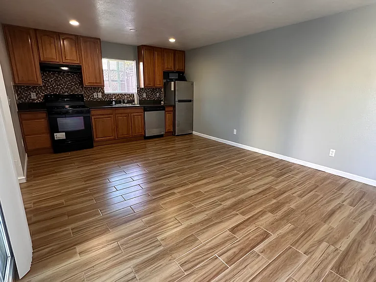 255 Edwin Way — Photo 3