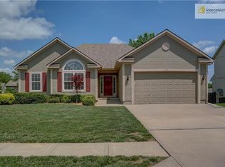422 Pinnacle Dr, Raymore, MO 64083