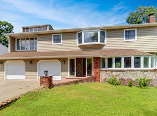 5 Eastwood Dr, North Babylon, NY 11703