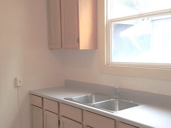 5th image of 2718 College Ave
