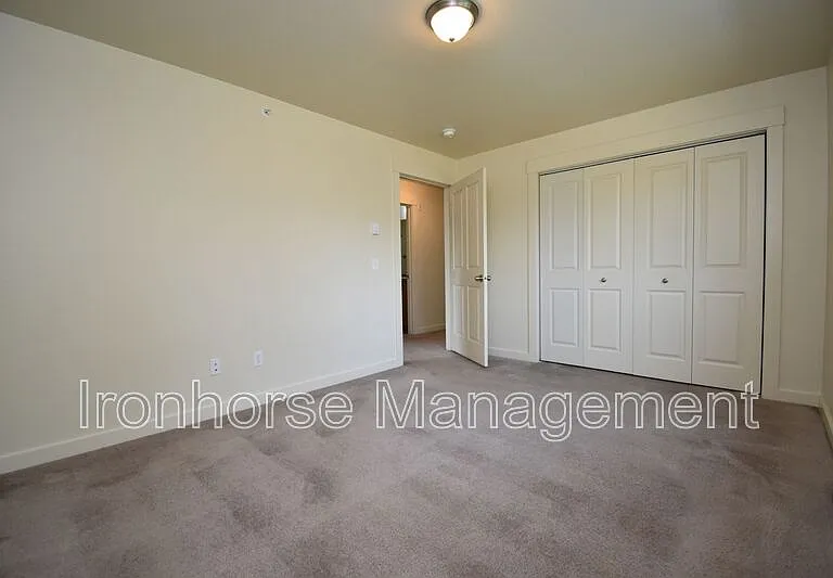 807 W Villard St #19 — Photo 8