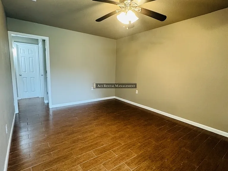 Pine Shadows Duplex Apartments — Photo 12