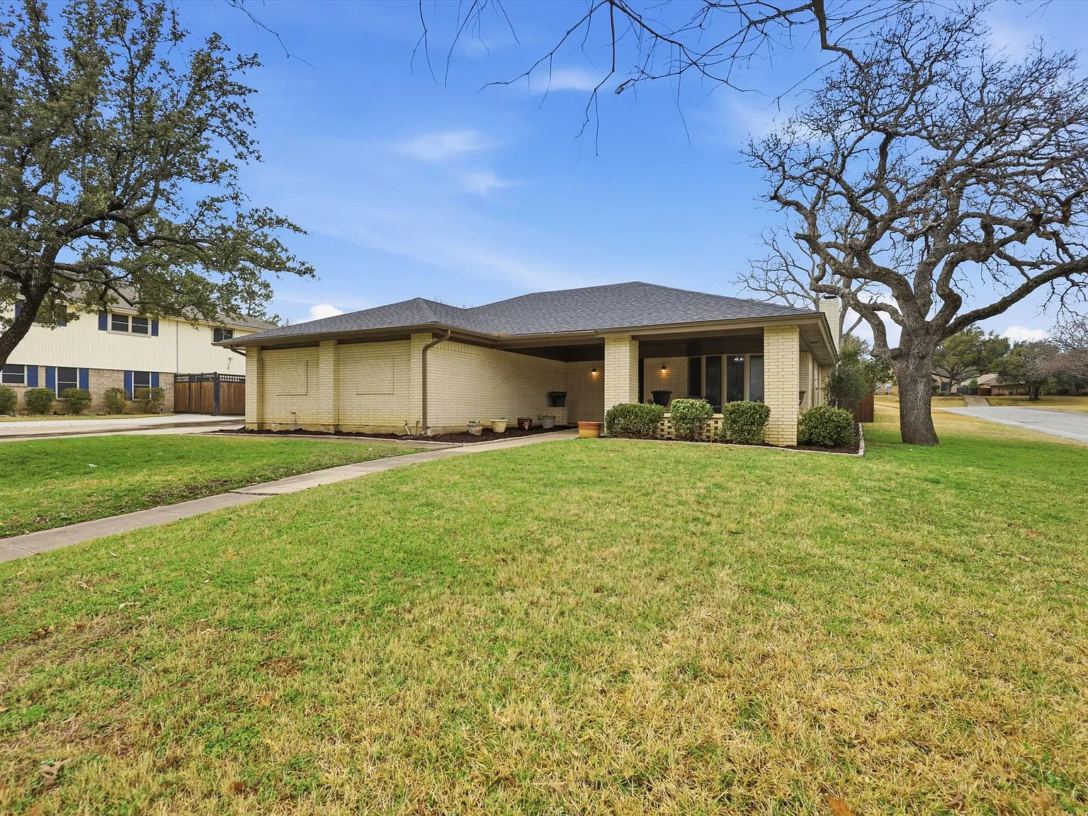 5 bed, 3.5 bath, 3320 sqft, $6,000 — Photo 2