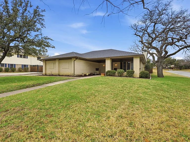3716 Sweetbriar Ln — Photo 2