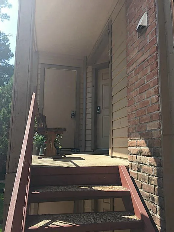 Building Photo - 2402 Sycamore Ave #B3