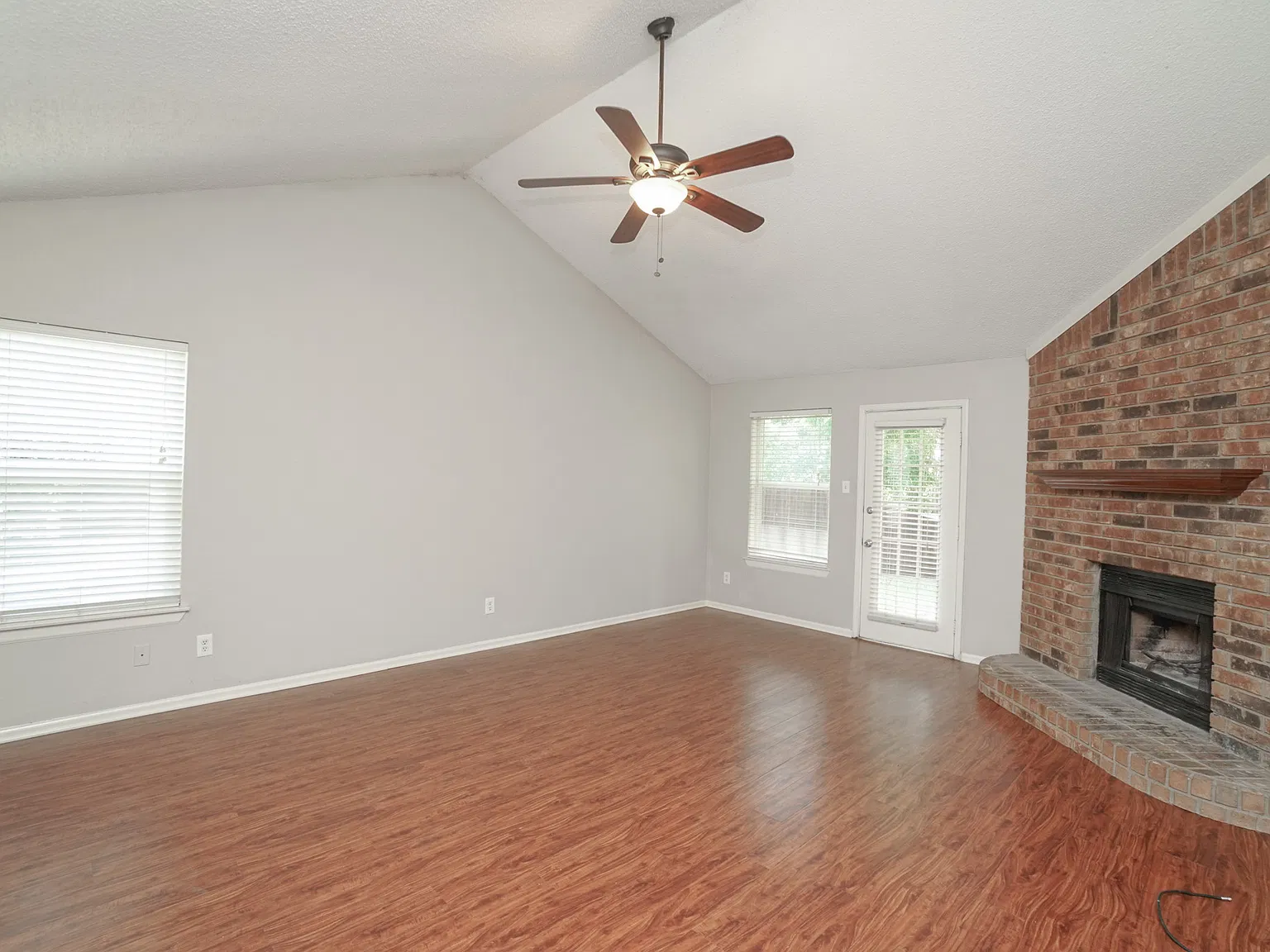 3 bed, 1388 sqft, $2,425 — Photo 3