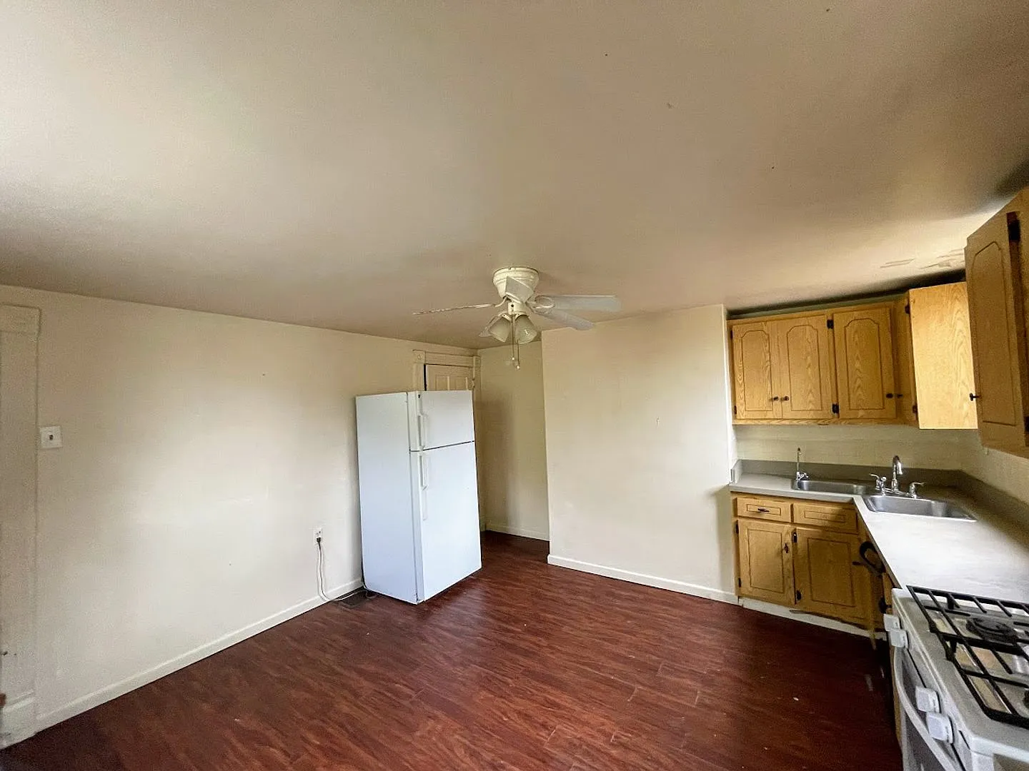 2 Bed, 1 Bath Home in Greenfield - Convenient Location, Laundry Included - Available Now! — Photo 4