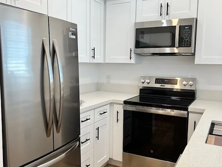 140 W Hyde Park Blvd — Photo 5