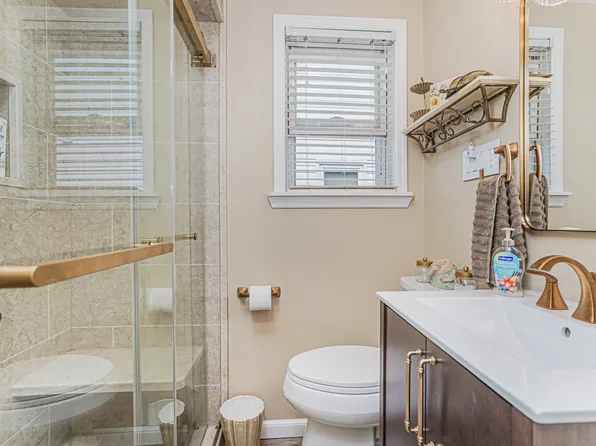 76 Whitman Avenue image 8 of 27