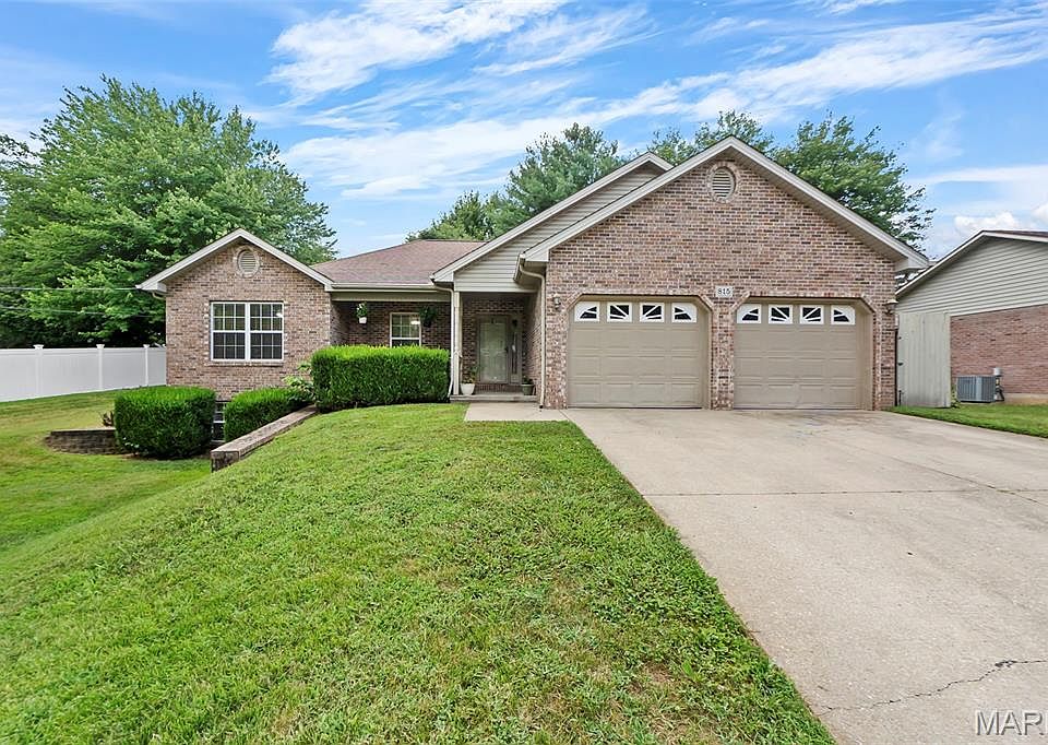 1st image of 815 Pecan Ln