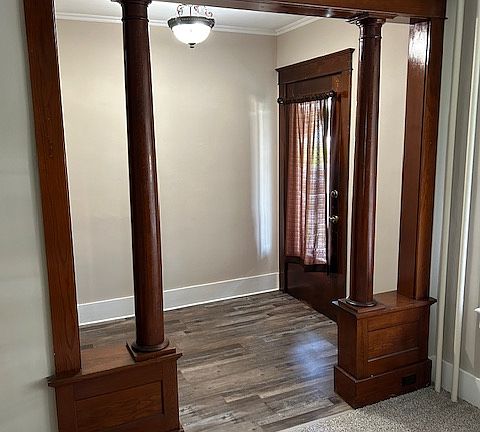 Foyer w/Large Walk-In Closet