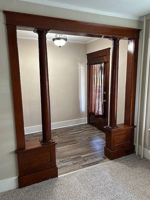 Foyer w/Large Walk-In Closet