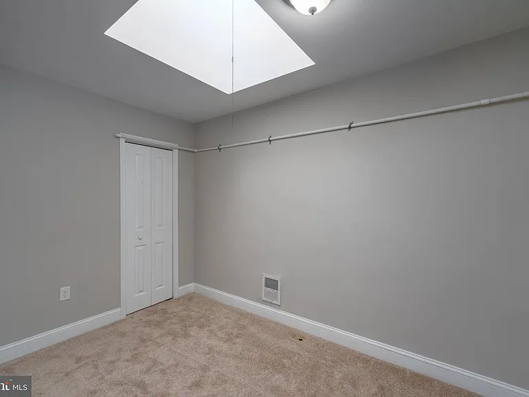 1521 Carswell St — Photo 12