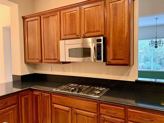 3rd image of 960 Yosemite Ln