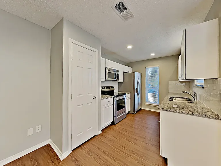 2112 Cedarcrest Dr — Photo 2