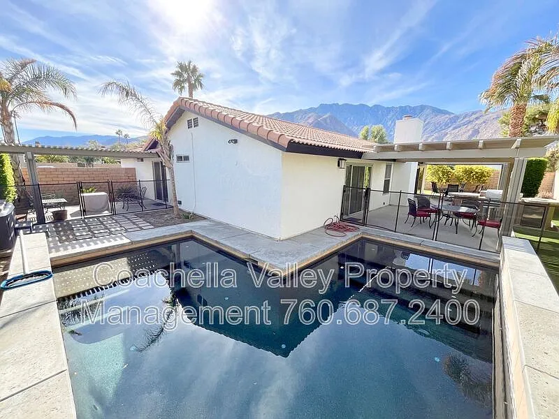 372 W Dominguez Rd