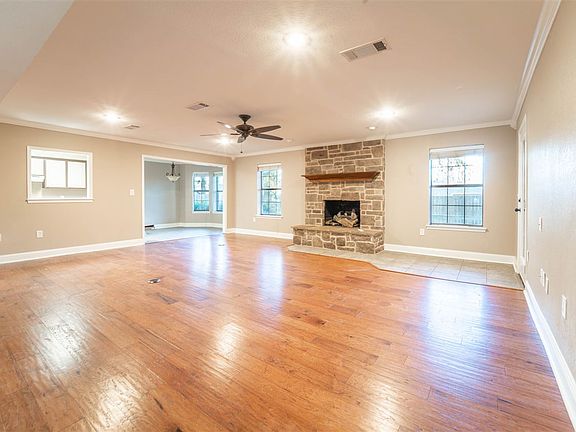 3rd image of 410 32nd St NE