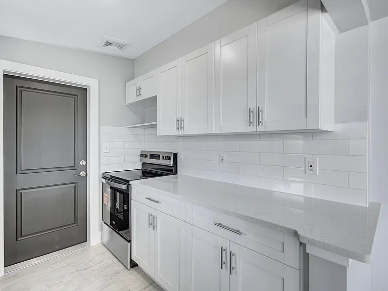 325 Capri Blvd — Photo 43