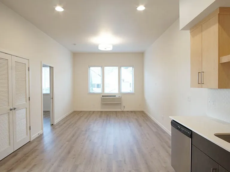 6015 S Virginia Ave #301 — Photo 3