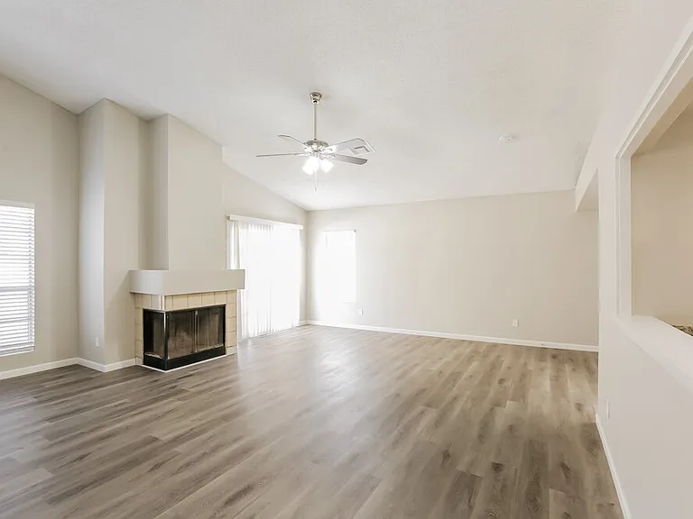 2732 W Gila Ln — Photo 3