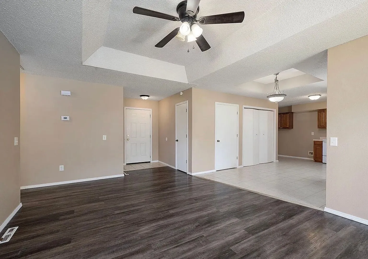 Available Now 3 bedroom 2 bath 2 car garage — Photo 3