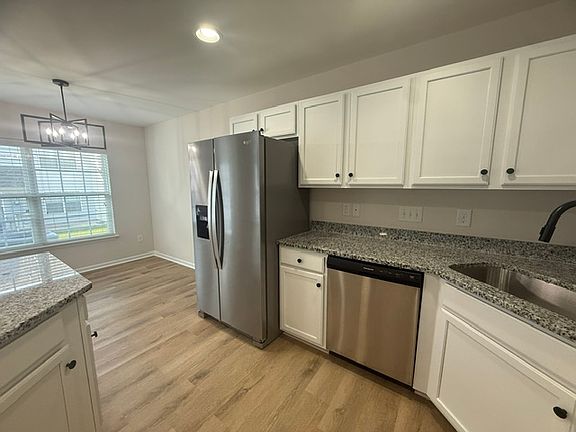3rd image of 116 Goldfinch Ave