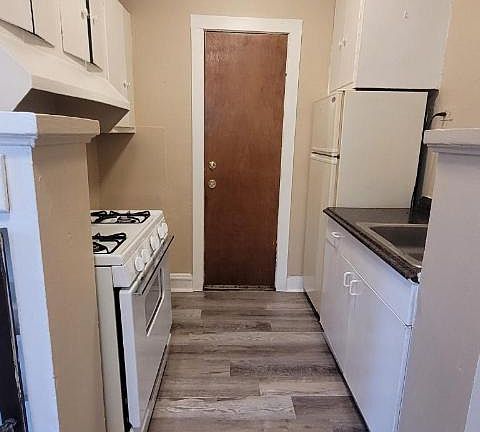2nd image of 1123 E 82nd St APT 106