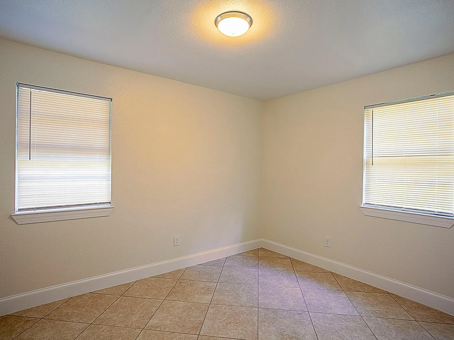 3 bed, 1420 sqft, $1,300 — Photo 2