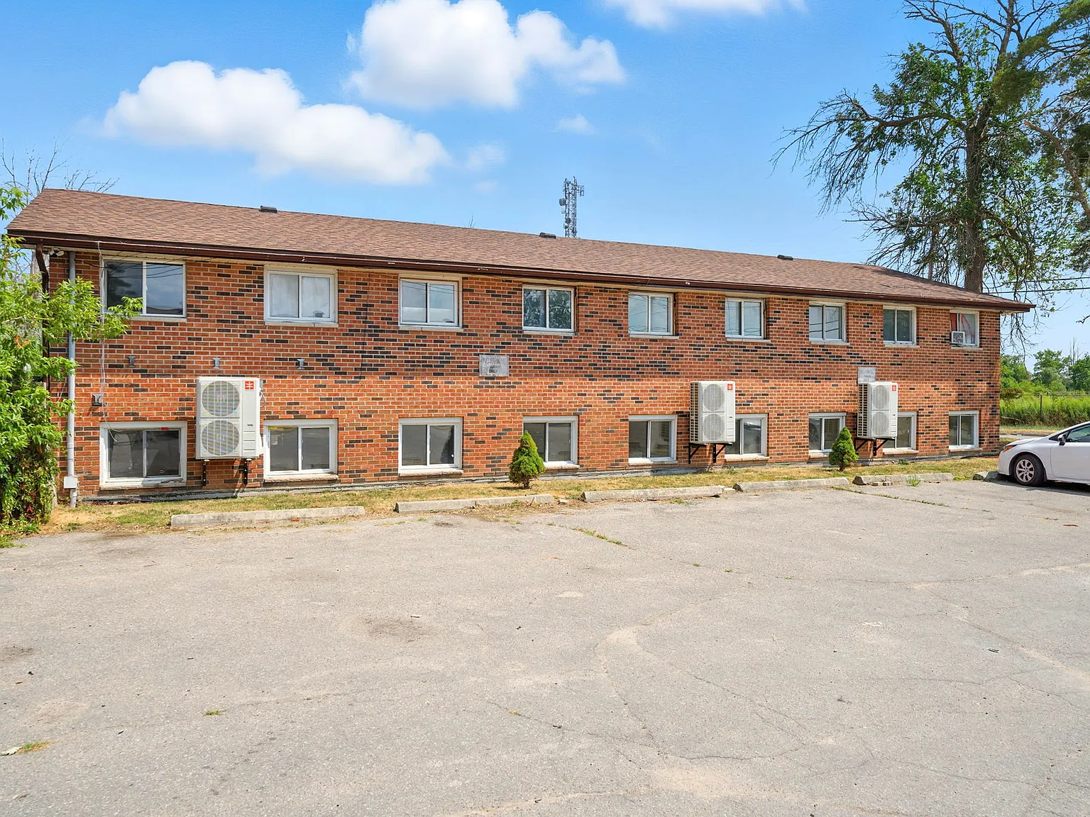 82 Mary Street West — Photo 3