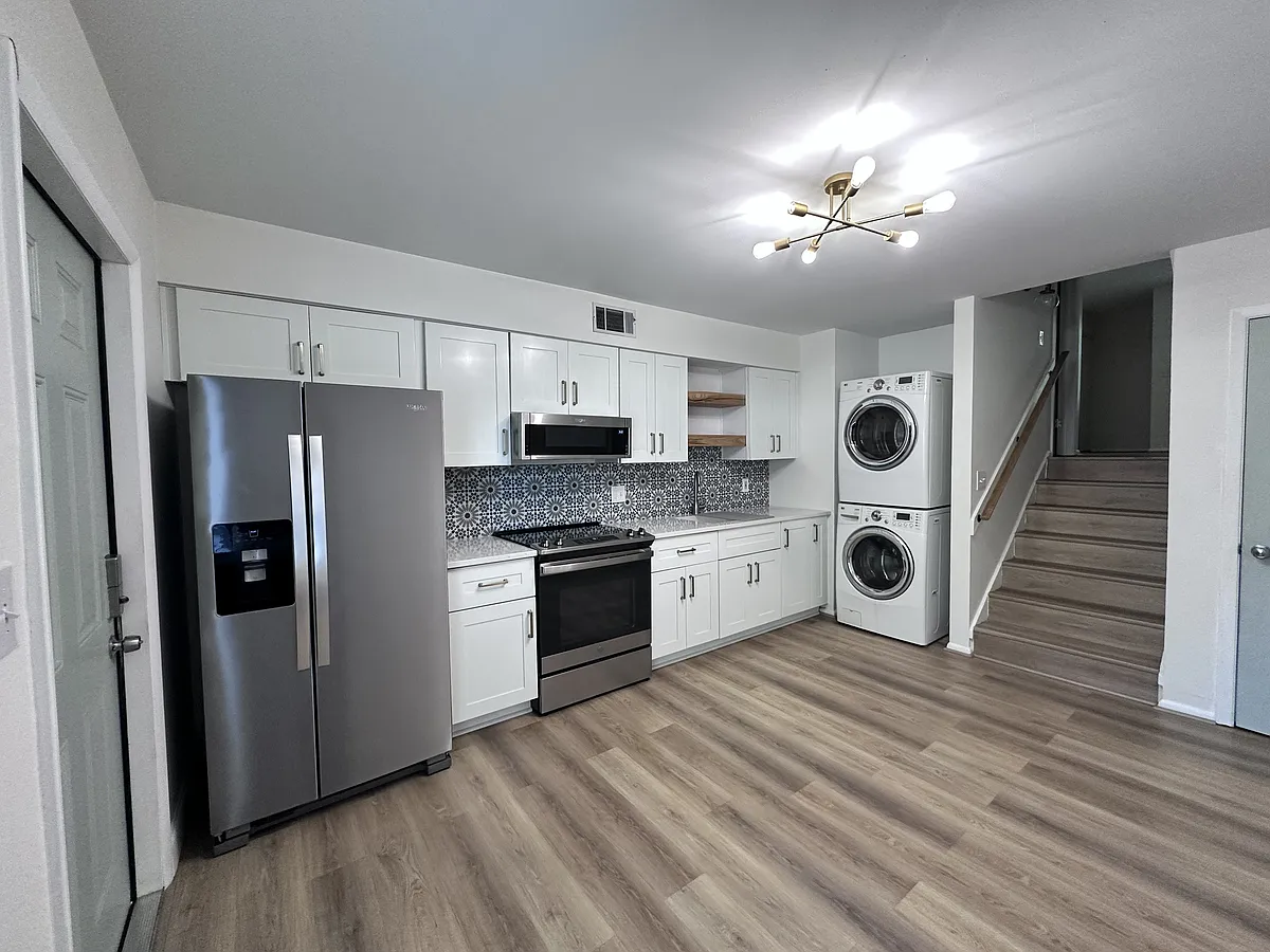 Remodeled kitchen/stainless steal appliances, washer/dryer included - 4319 La Vera Ct