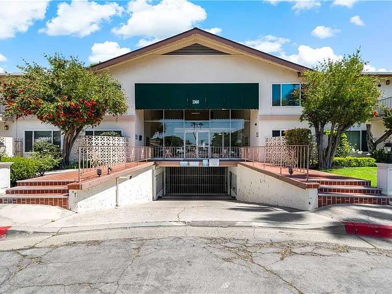 1360 Shadow Ln #M — Photo 4