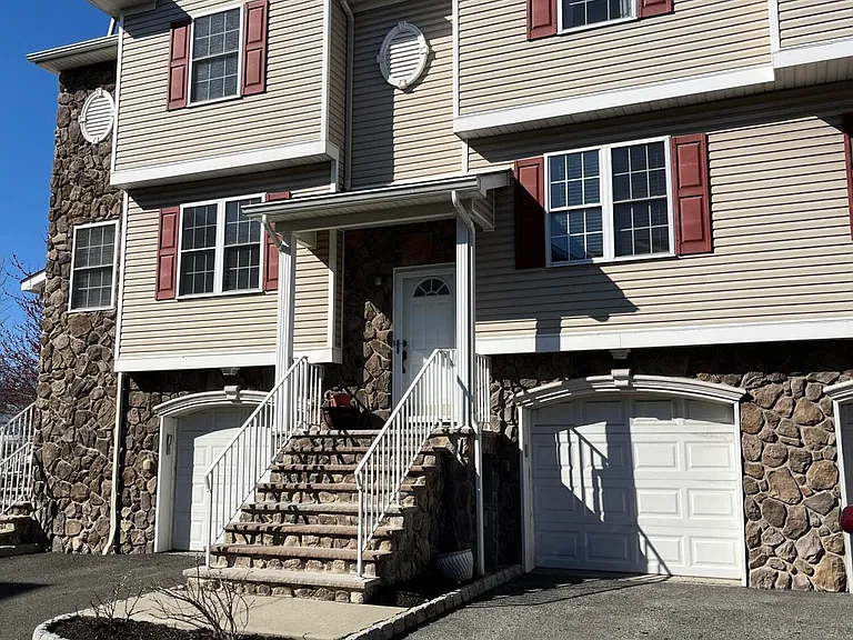 264 Midland Ave #32 — Photo 1