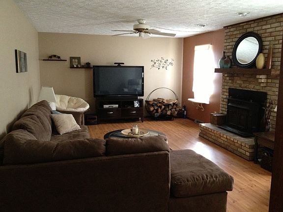 Large Den w Fireplace