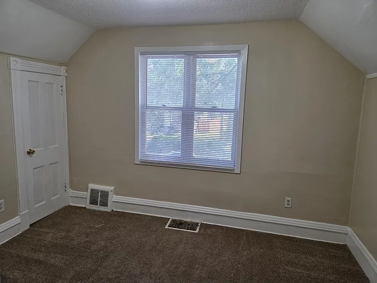 1347 Thomas Ave N — Photo 3