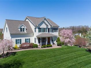 1 Quarry Ridge Rd, Sandy Hook, CT 06482