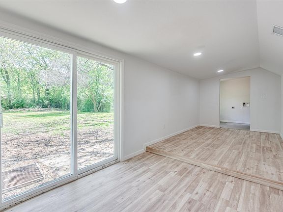 5th image of 1702 Oak Lea Dr