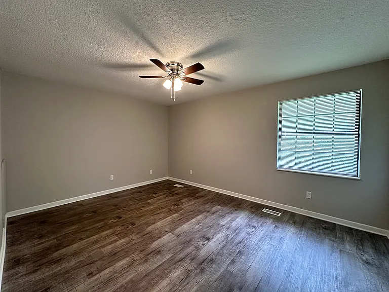 935 Naomi Dr — Photo 11