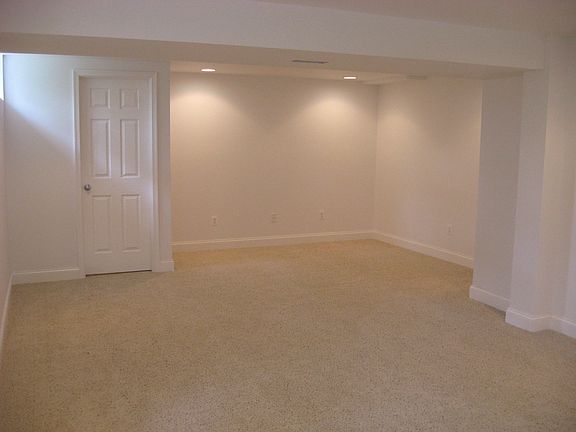Finished lower lvl large family rm w/ upgraded carpet/pad