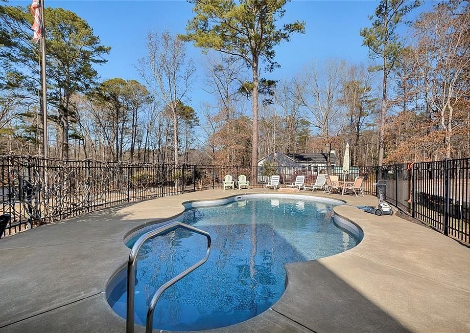 1st image of 701 Mulberry Cir