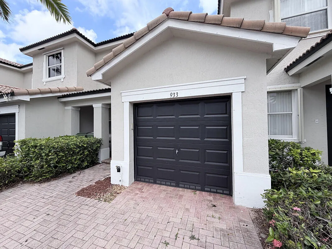 3 bed, 2.5 bath, 1456 sqft, $2,495 — Photo 2