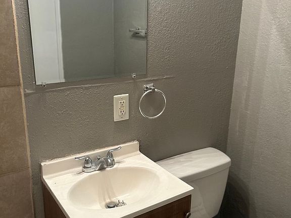 3rd image of 1008 Forest Ct APT 11