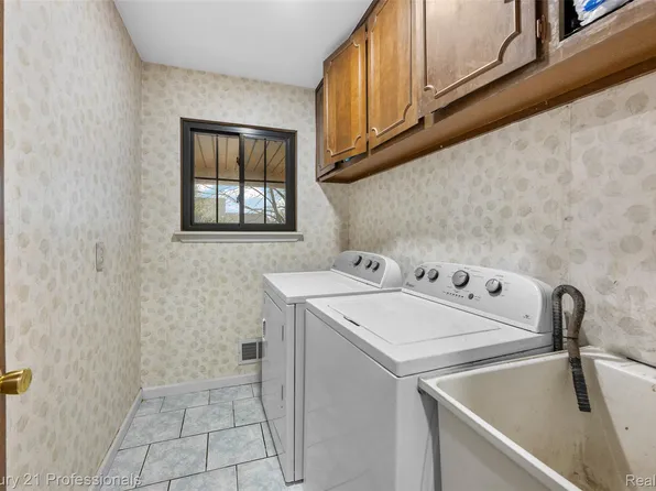 39349 Cadborough Dr, Clinton Township, MI 48038