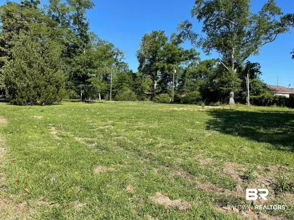 402 NW 4th St, Summerdale, AL 36580
