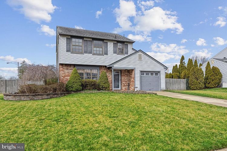 1st image of 1 Woodhurst Dr