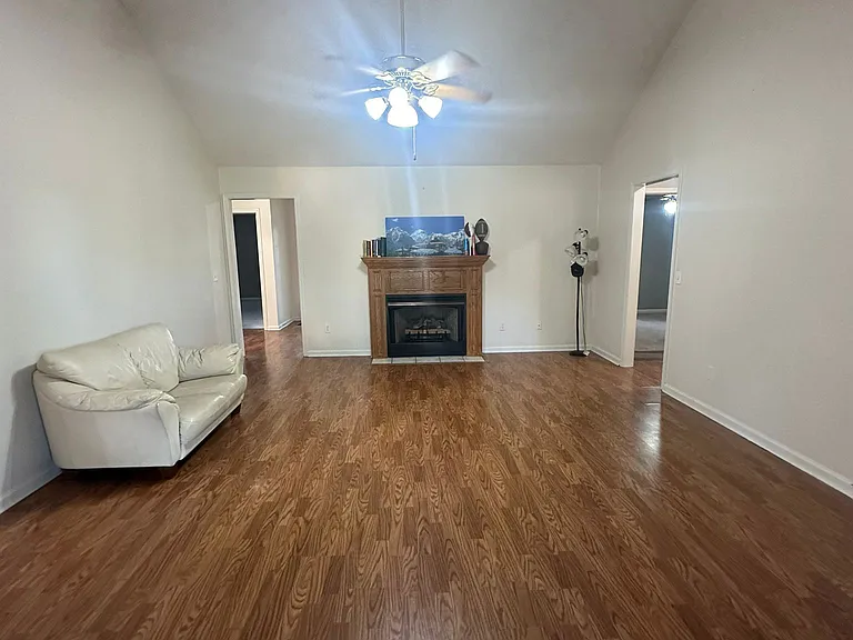 306 Tanner Dr — Photo 3