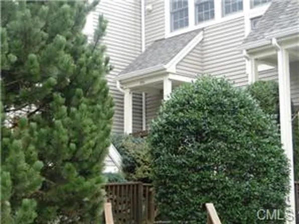 1116 Foxboro Dr, Norwalk, CT 06851